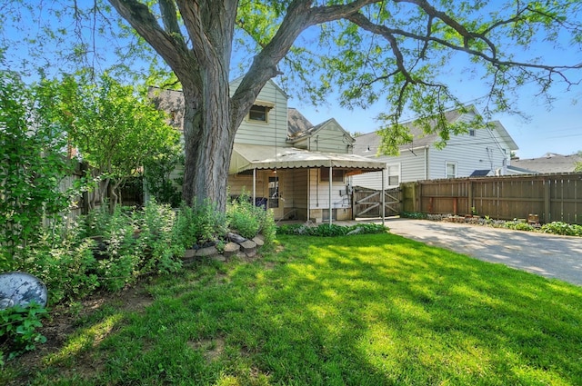 443 Binns Blvd, Columbus, OH 43204 - view of yard featuring a gate