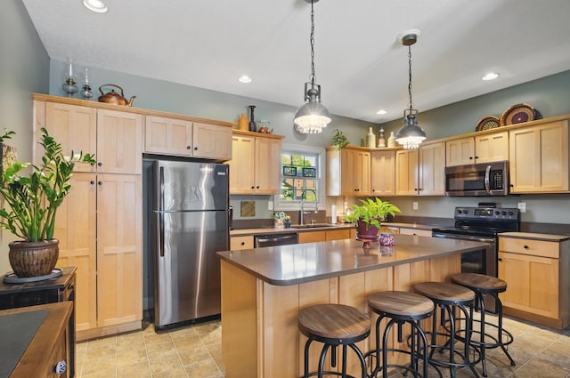 791 York St W, Mansfield, OH 44904 - kitchen featuring stainless steel appliances, light brown cabinets, a sink, and recessed lighting
