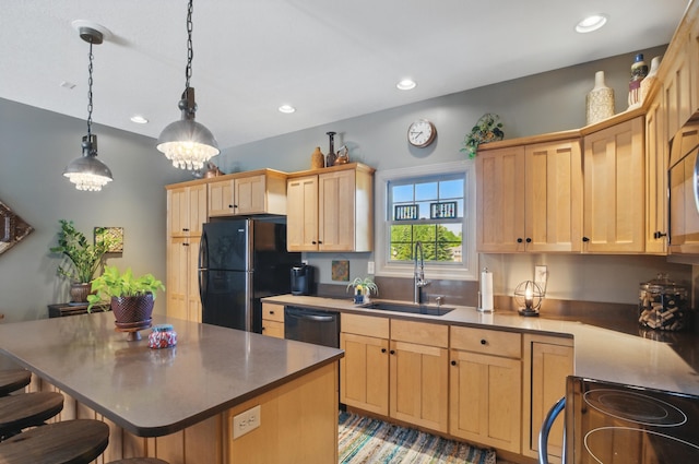 791 York St W, Mansfield, OH 44904 - kitchen featuring freestanding refrigerator, a sink, light brown cabinetry, a breakfast bar, and recessed lighting