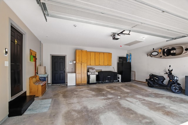 791 York St W, Mansfield, OH 44904 - garage featuring a garage door opener