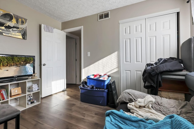 2872 Howey Rd, Columbus, OH 43224 - bedroom featuring dark wood finished floors, a closet, and a textured ceiling