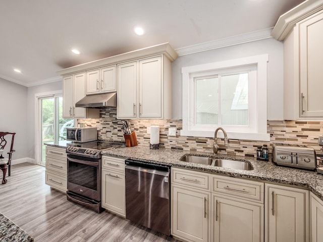 2073 Jeffey Dr, Hilliard, OH 43026 - kitchen featuring stainless steel appliances, under cabinet range hood, a sink, crown molding, and light wood-style flooring