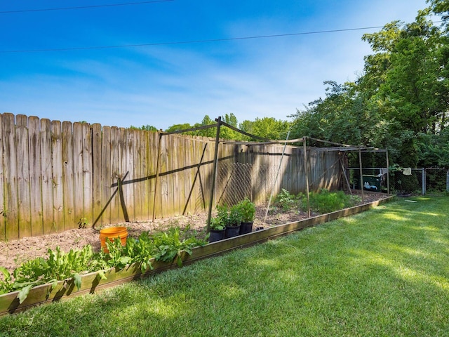 2073 Jeffey Dr, Hilliard, OH 43026 - view of yard featuring a vegetable garden