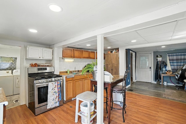 1106 E Walnut St, Lancaster, OH 43130 - kitchen with stainless steel range with gas stovetop, independent washer and dryer, light wood finished floors, and recessed lighting