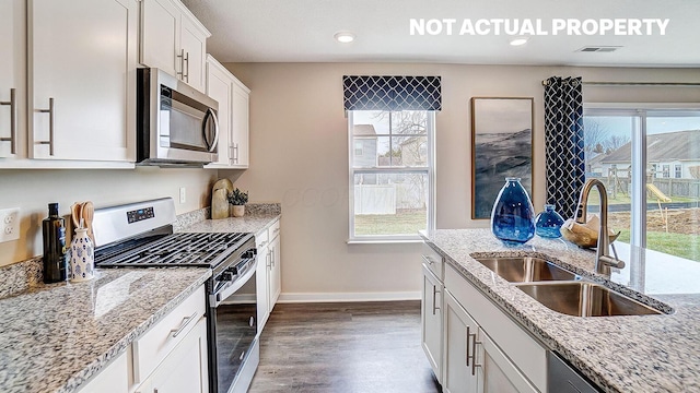 904 Allegro Dr, Reynoldsburg, OH 43068 - kitchen featuring stainless steel appliances, a sink, dark wood finished floors, baseboards, and plenty of natural light