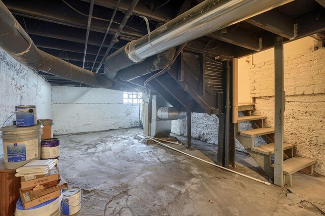 909-915 Wilson Ave, Columbus, OH 43206 - below grade area featuring stairs