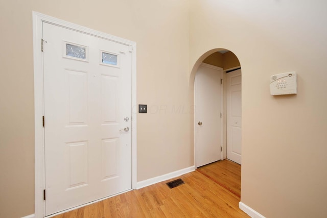 7619 Rippingale St, Blacklick, OH 43004 - entryway featuring arched walkways, light wood finished floors, and baseboards