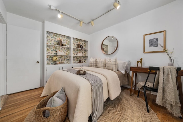 8121 Blind Brook Ct, Columbus, OH 43235 - bedroom featuring wood finished floors and rail lighting