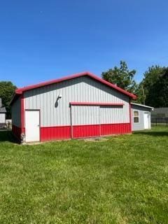 130 N 11th St, Newark, OH 43055 - view of pole building featuring a yard