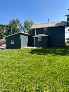 130 N 11th St, Newark, OH 43055 - back of house featuring a yard