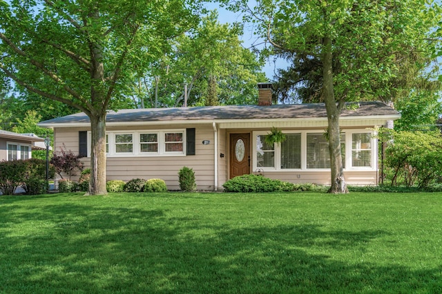 1942 Langham Rd, Upper Arlington, OH 43221 - single story home with a chimney and a front lawn
