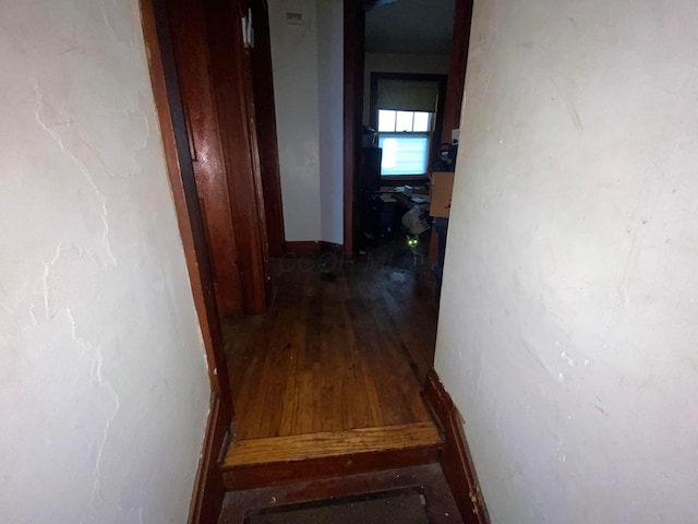 271 S Warren Ave, Columbus, OH 43204 - hallway featuring wood finished floors and baseboards