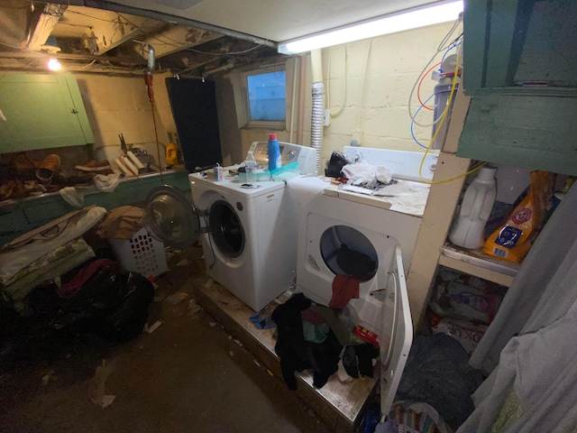 271 S Warren Ave, Columbus, OH 43204 - laundry area with washing machine and clothes dryer and concrete block wall