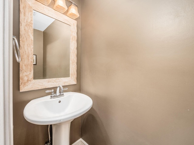 3579 Aaron Dr, Columbus, OH 43228 - view of bathroom