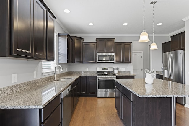 185 Saffron Dr, Sunbury, OH 43074 - kitchen with stainless steel appliances, a sink, dark brown cabinetry, a kitchen island, and dark wood-style flooring
