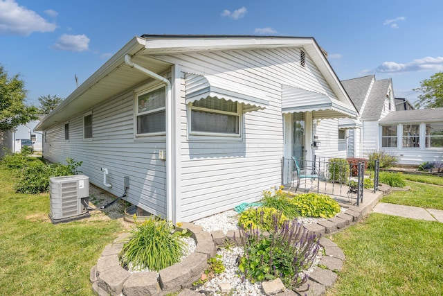803 Wiltshire Rd, Columbus, OH 43204 - view of front facade featuring central AC unit and a front lawn