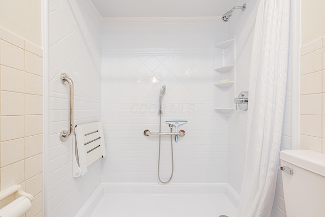 803 Wiltshire Rd, Columbus, OH 43204 - bathroom featuring tiled shower