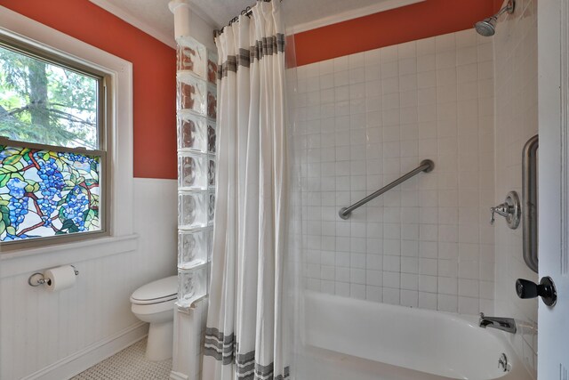 203 Winthrop Rd, Columbus, OH 43214 - bathroom featuring toilet, shower / bath combo with shower curtain, and baseboards