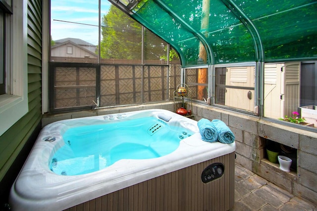 651 S 6th St, Columbus, OH 43206 - sunroom featuring a hot tub