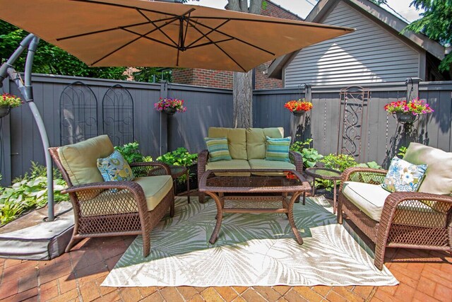 651 S 6th St, Columbus, OH 43206 - fenced backyard with outdoor lounge area