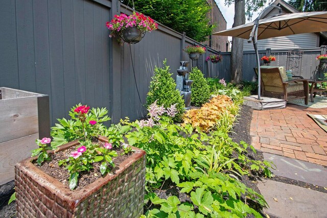 651 S 6th St, Columbus, OH 43206 - view of yard featuring a patio and a garden