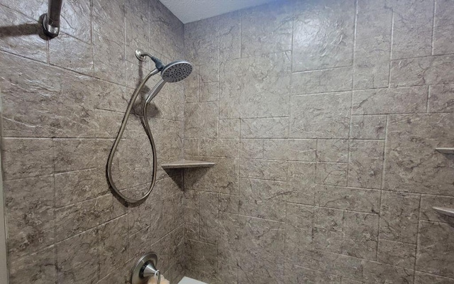 3230 Saint Bernard Cir, Columbus, OH 43232 - bathroom view of shower / bath combination