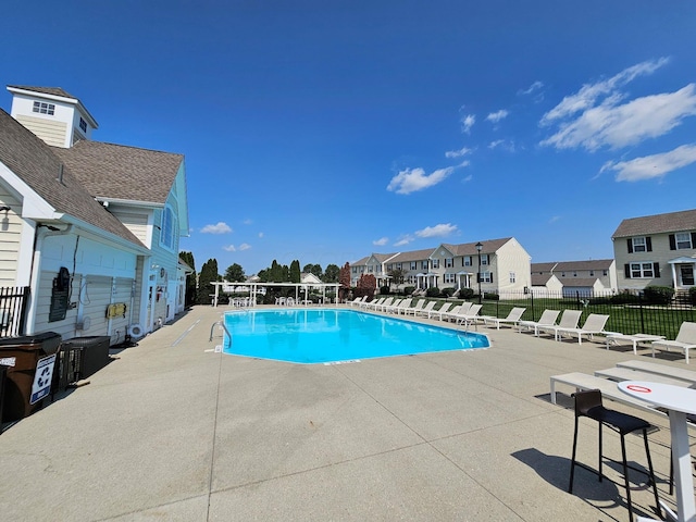 5801 Bridgehampton Dr, New Albany, OH 43054 - community pool with a patio area and a residential view
