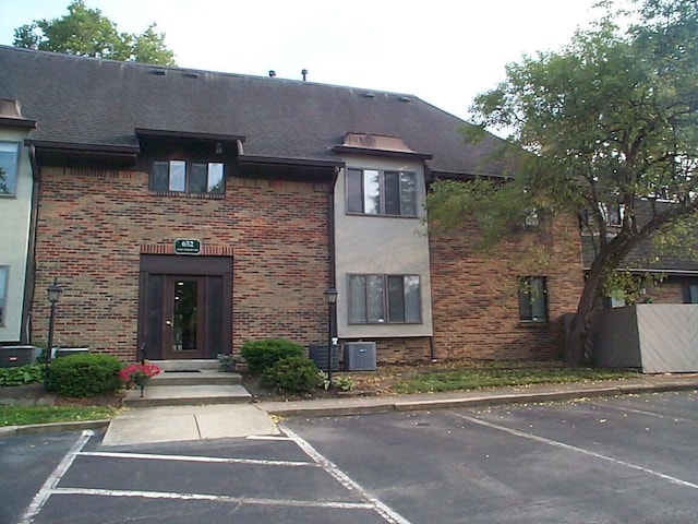 652 Olde Towne Ave Unit E, Columbus, OH 43214 - view of building exterior featuring uncovered parking and central air condition unit