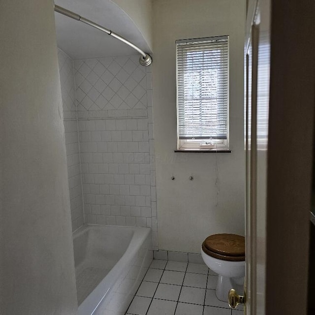 2325 E Livingston Ave, Columbus, OH 43209 - full bath featuring tile patterned flooring, toilet, bathing tub / shower combination, and baseboards