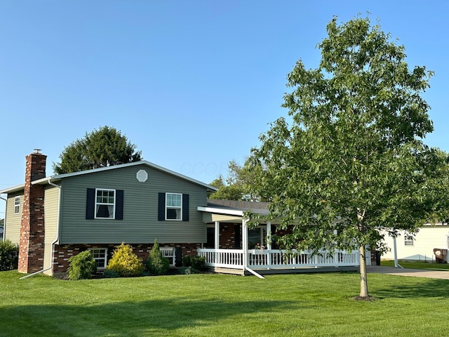 128 Ivy St, Newark, OH 43055 - split level home featuring a chimney, a front yard, driveway, and brick siding