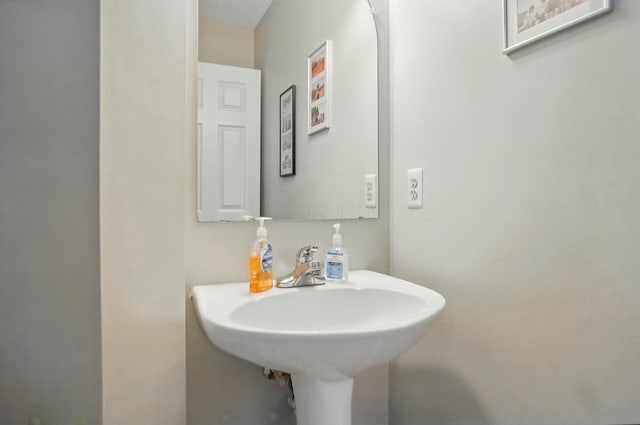 583 Marhurst Ct, Galloway, OH 43119 - bathroom with a sink