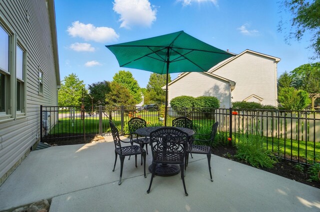583 Marhurst Ct, Galloway, OH 43119 - fenced backyard with a patio area and outdoor dining space