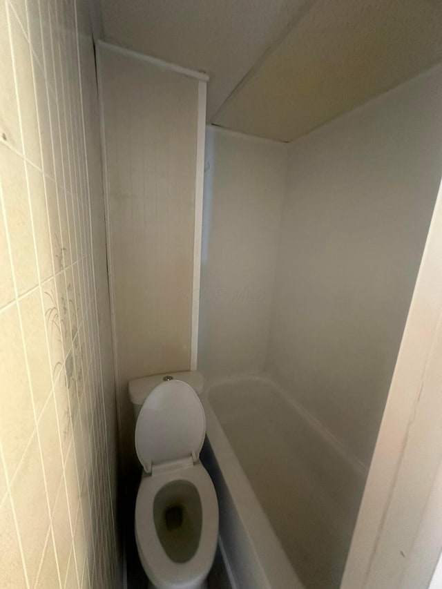 600 N Maple St, Lancaster, OH 43130 - bathroom with toilet and a bathtub