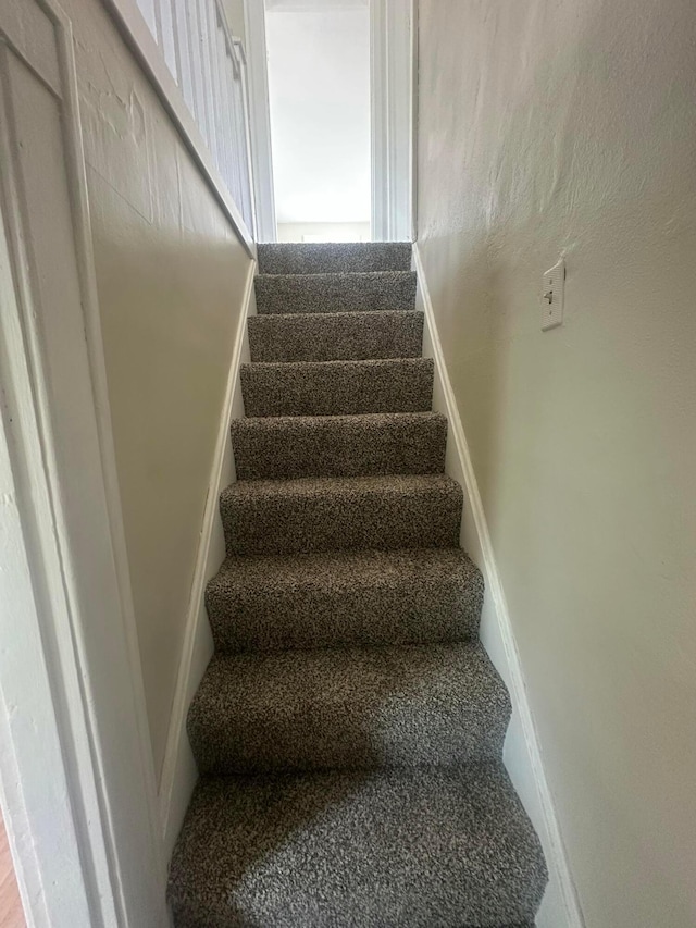 600 N Maple St, Lancaster, OH 43130 - stairs with baseboards