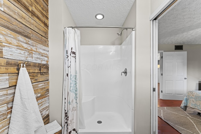 2147 Summit View Rd, Powell, OH 43065 - full bath featuring a textured ceiling, a shower with curtain, wood finished floors, and recessed lighting