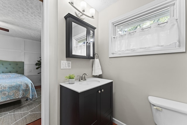 2147 Summit View Rd, Powell, OH 43065 - ensuite bathroom with a textured ceiling, vanity, toilet, and baseboards