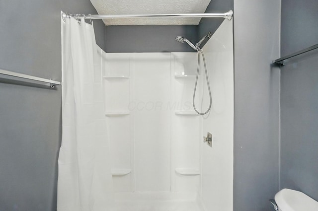 2605 Bella Via Ave, Columbus, OH 43231 - full bathroom featuring a shower with shower curtain and toilet