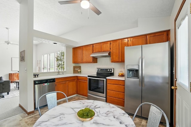 4557 Hidden Ridge Ct, Columbus, OH 43230 - kitchen with stainless steel appliances, ceiling fan, under cabinet range hood, a sink, and a textured ceiling