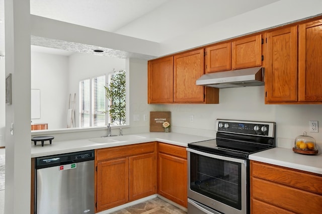 4557 Hidden Ridge Ct, Columbus, OH 43230 - kitchen with stainless steel appliances, under cabinet range hood, a sink, and light countertops
