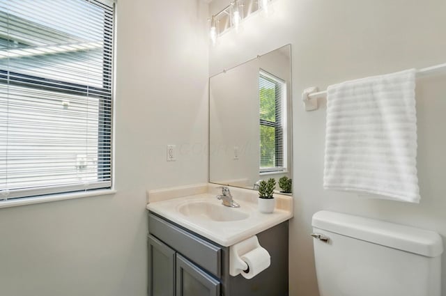 4557 Hidden Ridge Ct, Columbus, OH 43230 - half bathroom featuring vanity and toilet