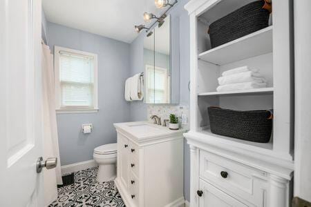 677 E Weisheimer Rd, Columbus, OH 43214 - full bath with vanity, baseboards, toilet, and tile patterned floors