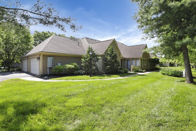 53 Stone House Ct, Newark, OH 43055 - ranch-style home with a front lawn, a garage, and roof with shingles