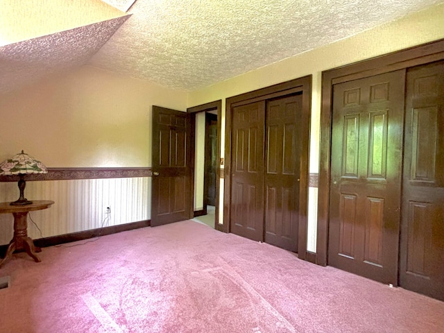 5401 Plantation Rd, Sunbury, OH 43074 - unfurnished bedroom featuring a textured ceiling, carpet, and lofted ceiling
