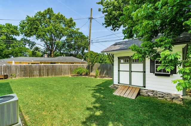 410 Acton Rd, Columbus, OH 43214 - fenced backyard featuring a storage shed