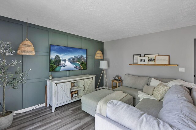 840 Gulliver Dr, Columbus, OH 43207 - living room featuring wood finished floors and a textured ceiling
