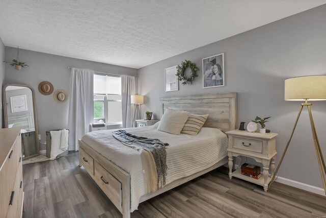 840 Gulliver Dr, Columbus, OH 43207 - bedroom with dark wood-style floors, baseboards, and a textured ceiling