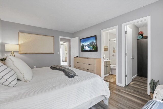 840 Gulliver Dr, Columbus, OH 43207 - bedroom featuring light wood-style floors, a spacious closet, connected bathroom, and baseboards