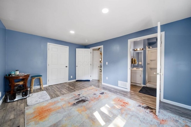 926 Harmon Ave, Columbus, OH 43223 - bedroom featuring wood finished floors, baseboards, recessed lighting, and connected bathroom