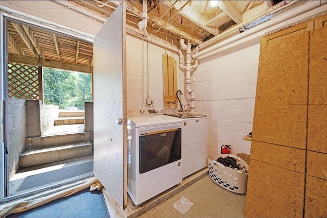 926 Harmon Ave, Columbus, OH 43223 - laundry room with washer and dryer and concrete block wall