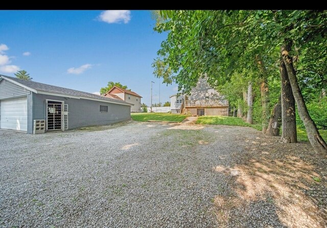 926 Harmon Ave, Columbus, OH 43223 - view of yard featuring a detached garage